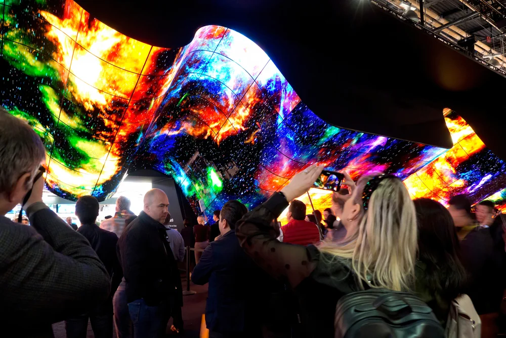 Outdoor Experiences, Indoors: Transforming Experiences with LED Advertising Screens
