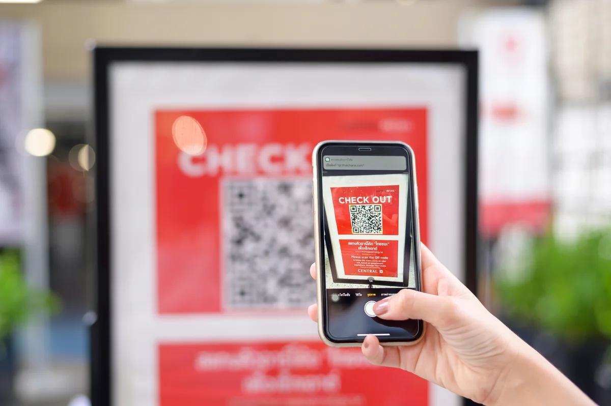 How to Effectively Incorporate QR Codes in Outdoor Digital Signs